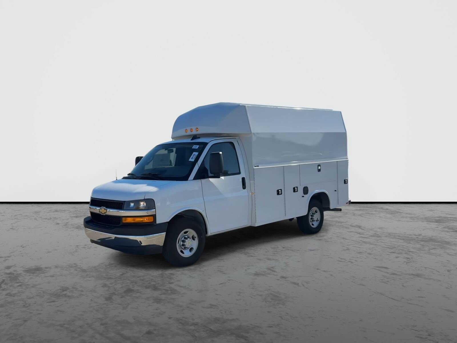 2024 Chevrolet Express Cutaway 3500 photo 3