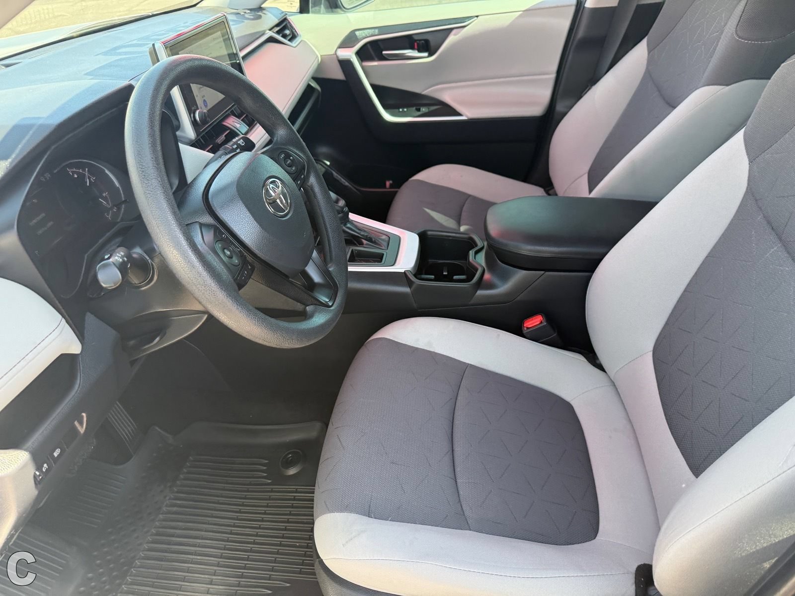 2023 Toyota RAV4 XLE - Photo 18