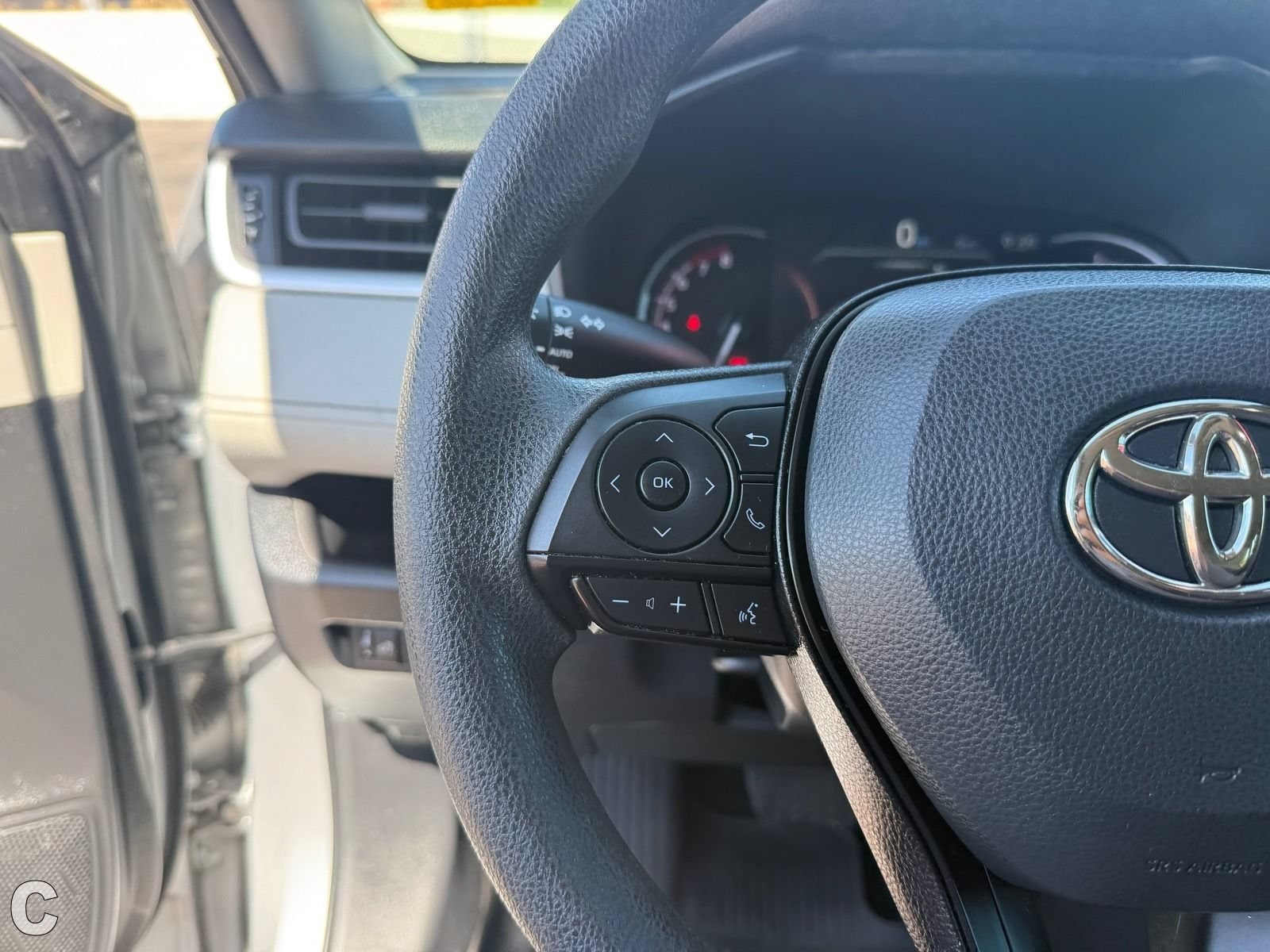 2023 Toyota RAV4 XLE - Photo 28