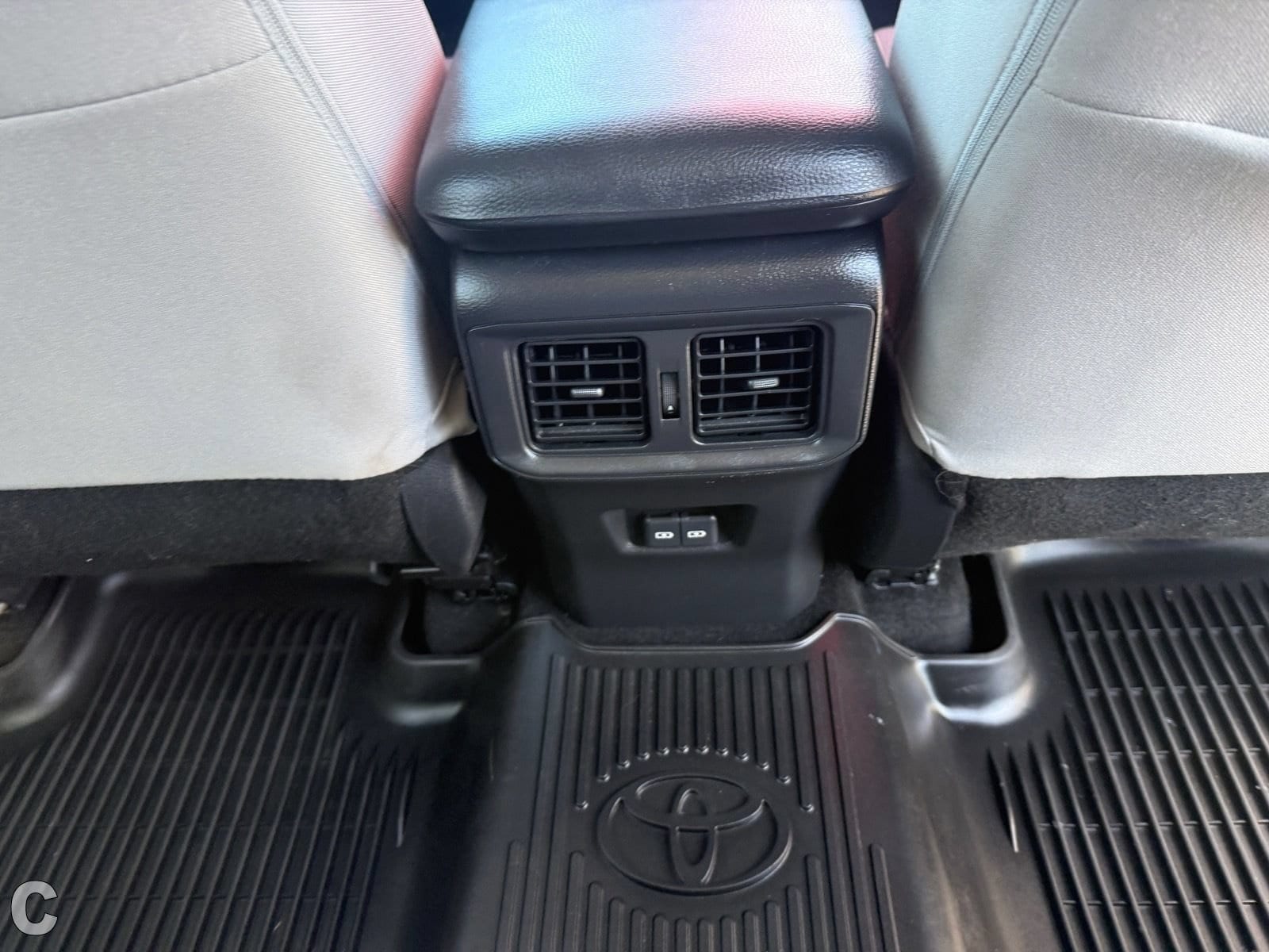 2023 Toyota RAV4 XLE - Photo 13