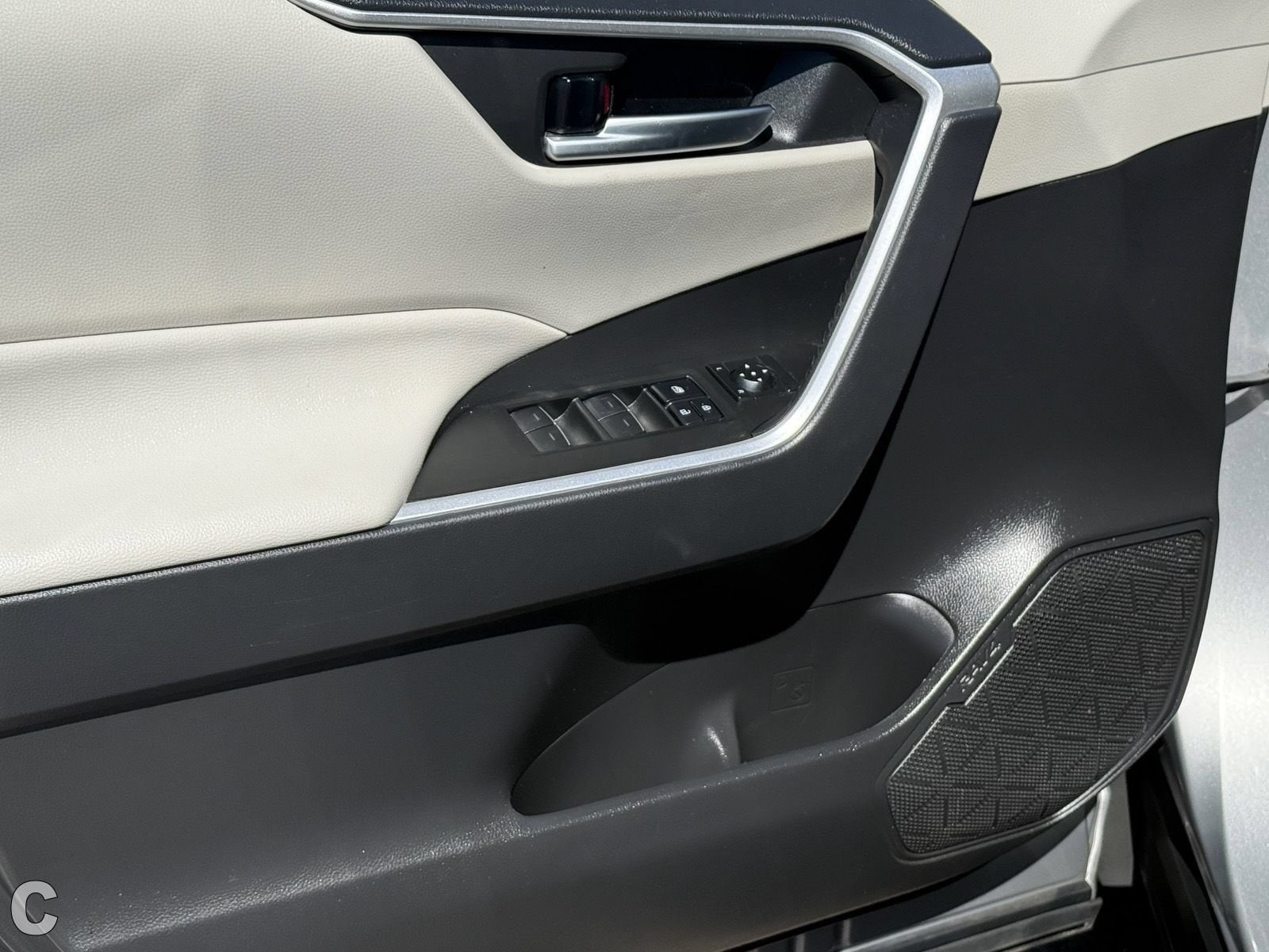 2023 Toyota RAV4 XLE - Photo 16