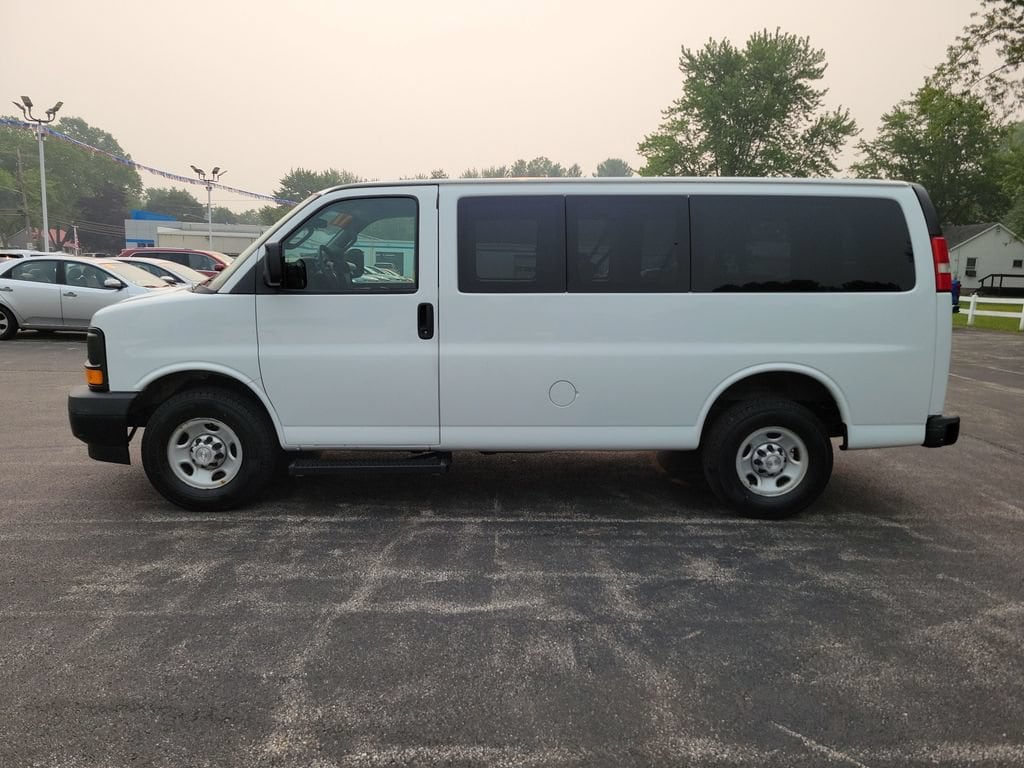 Used 2017 Chevrolet Express Passenger LS with VIN 1GNWGEFG6H1118994 for sale in Orwell, OH