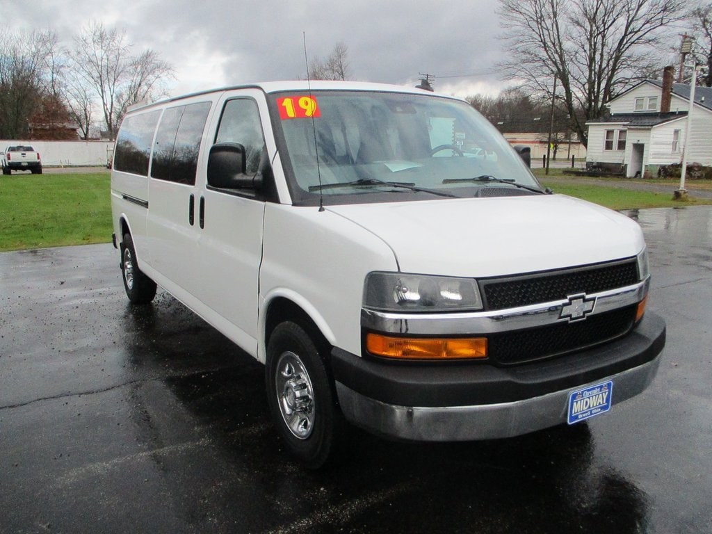 2019 Chevrolet Express Passenger LT's photo
