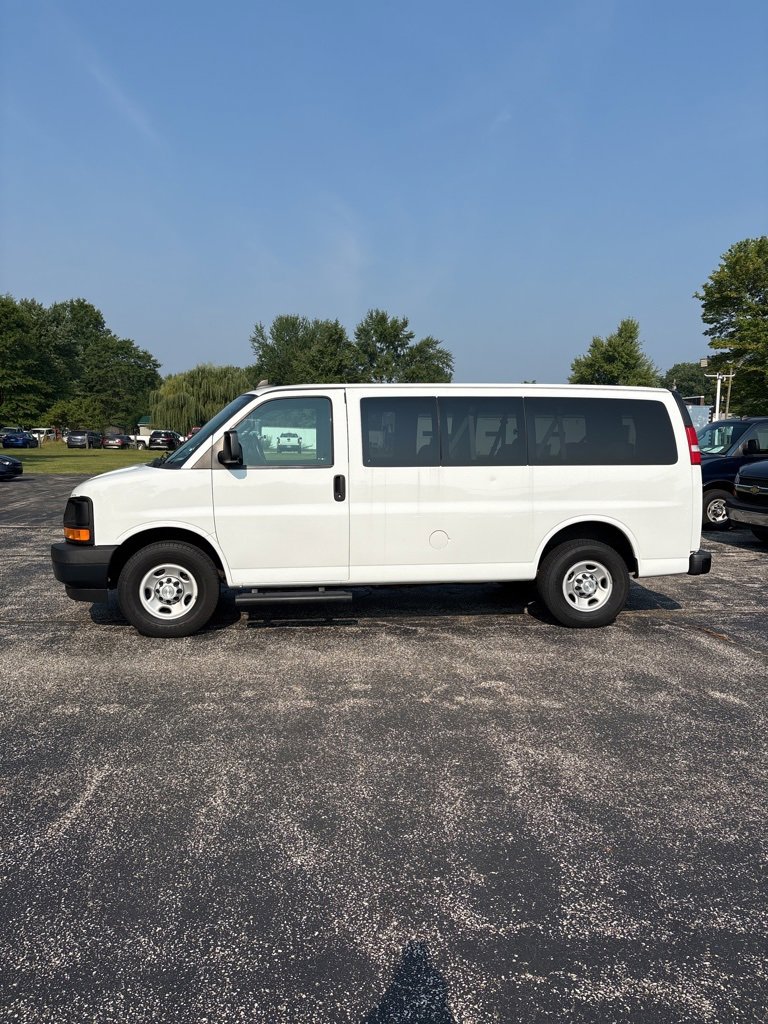 2017 Chevrolet Express Passenger 2500 LS photo 3
