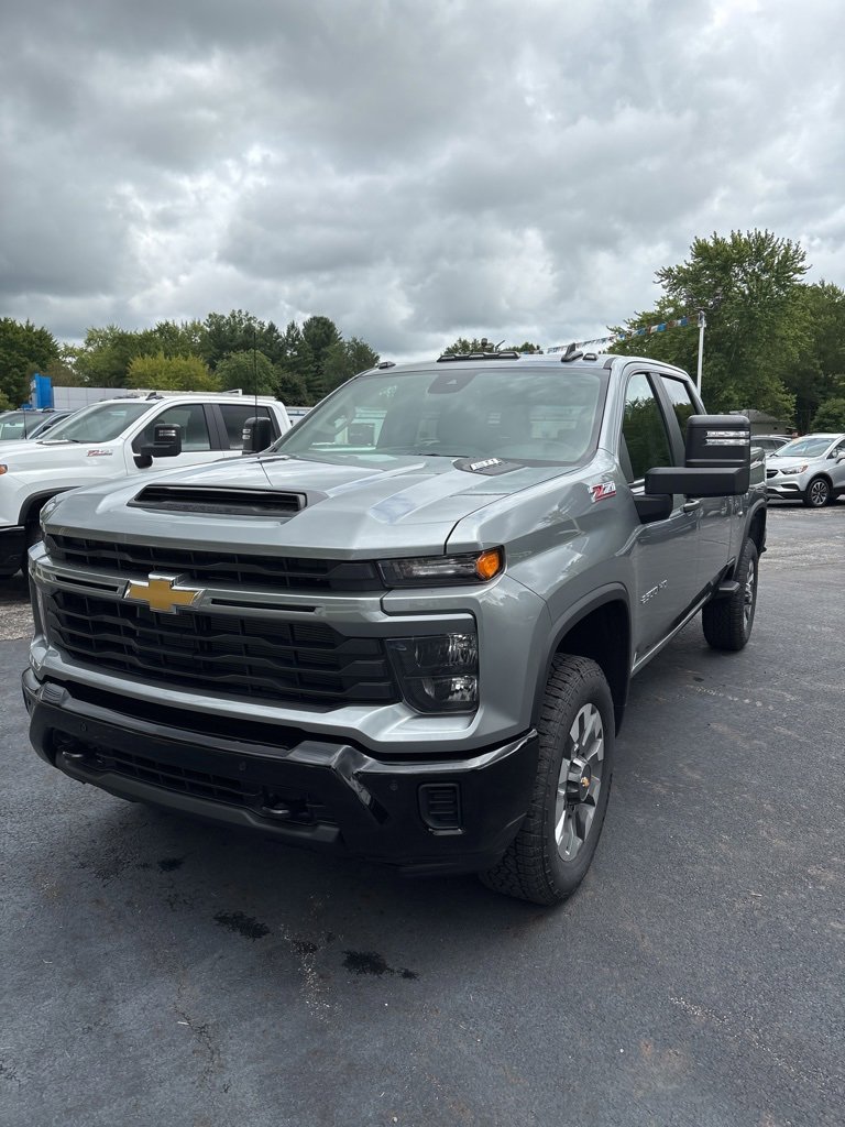 2025 Chevrolet Silverado 2500HD Custom photo 2