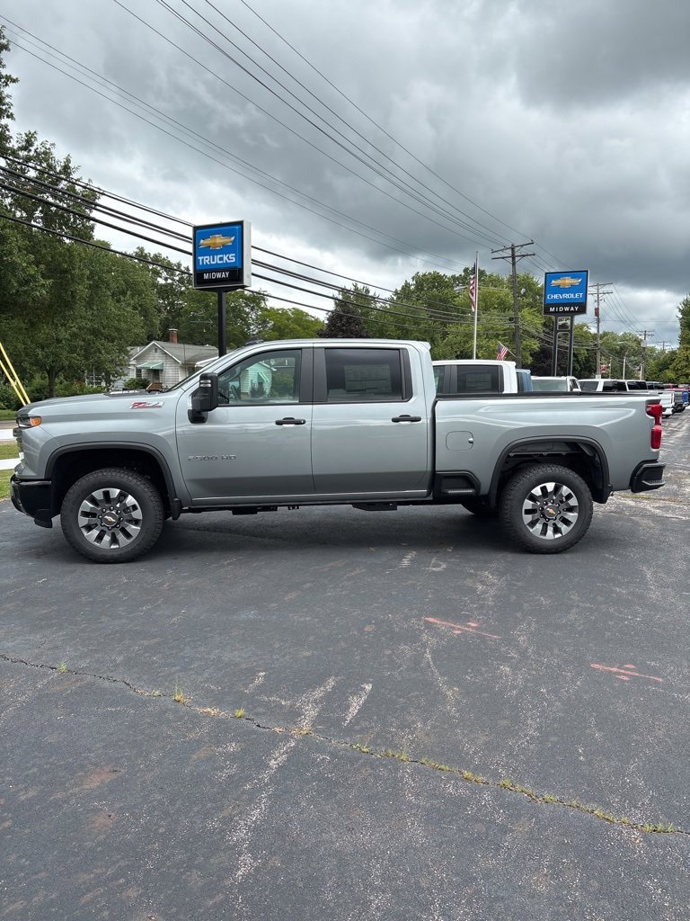 2025 Chevrolet Silverado 2500HD Custom photo 3
