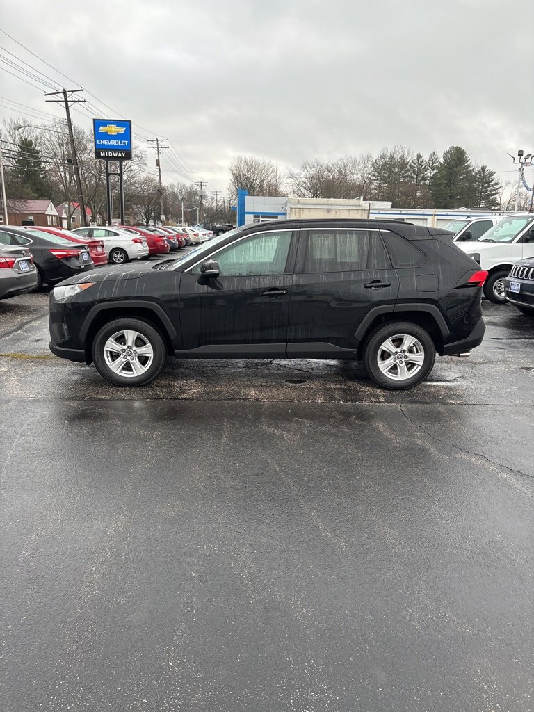 2021 Toyota RAV4 XLE photo 3
