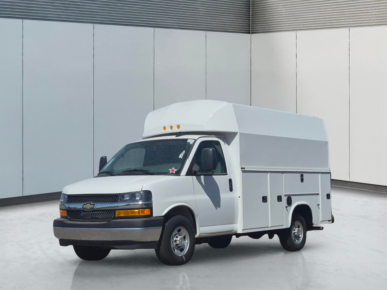 2025 Chevrolet Express Cutaway Base