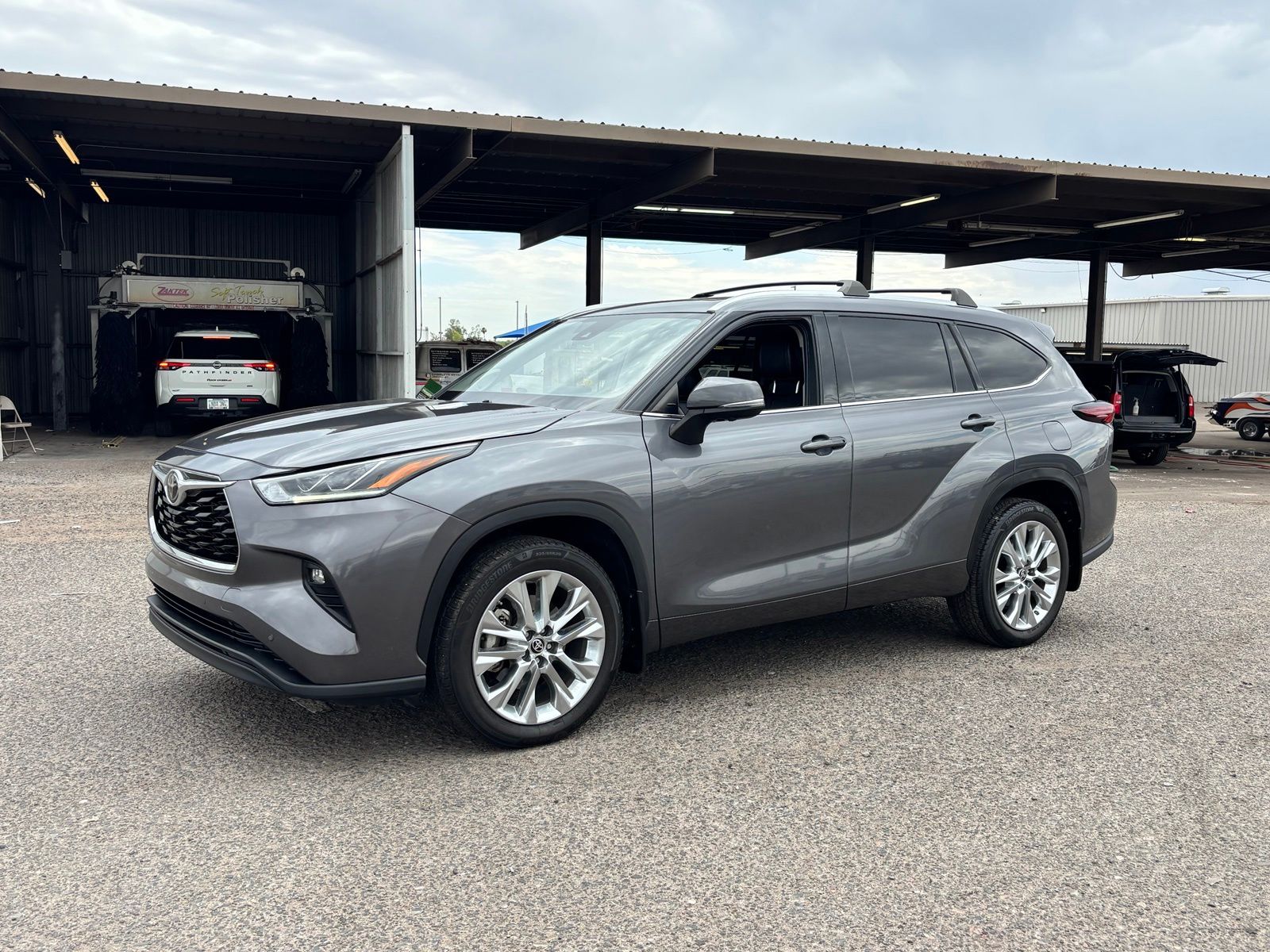Magnetic Gray Metallic 2024 Toyota Highlander Limited FWD SUV / Crossover Front-Wheel Drive 8-Speed Automatic