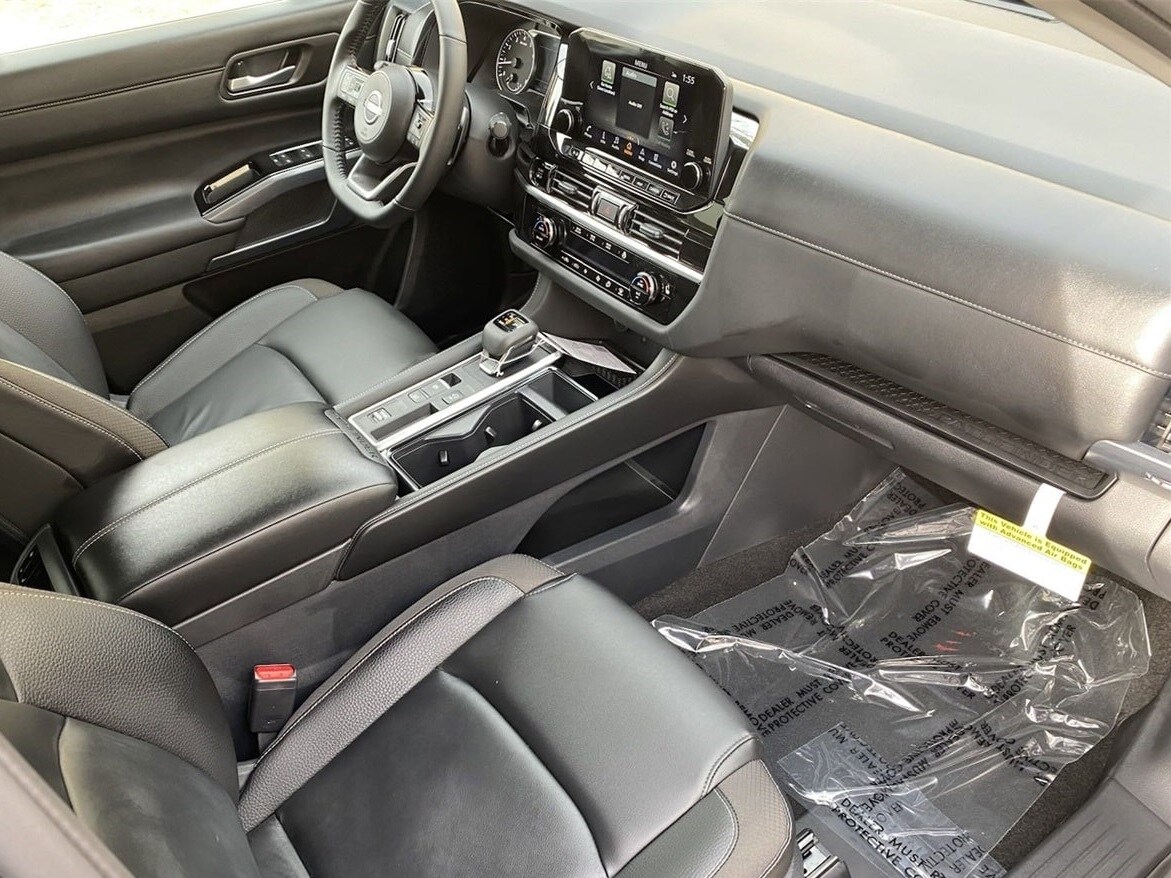 2025 Nissan Pathfinder SL photo 3