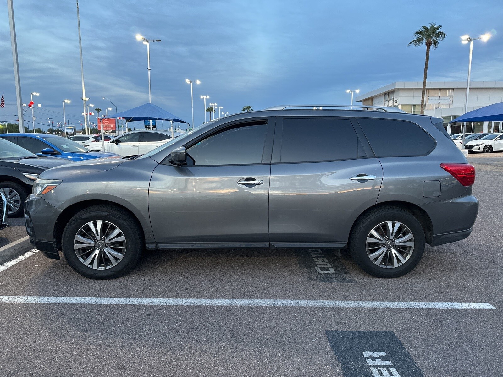 2019 Nissan Pathfinder SV photo 2