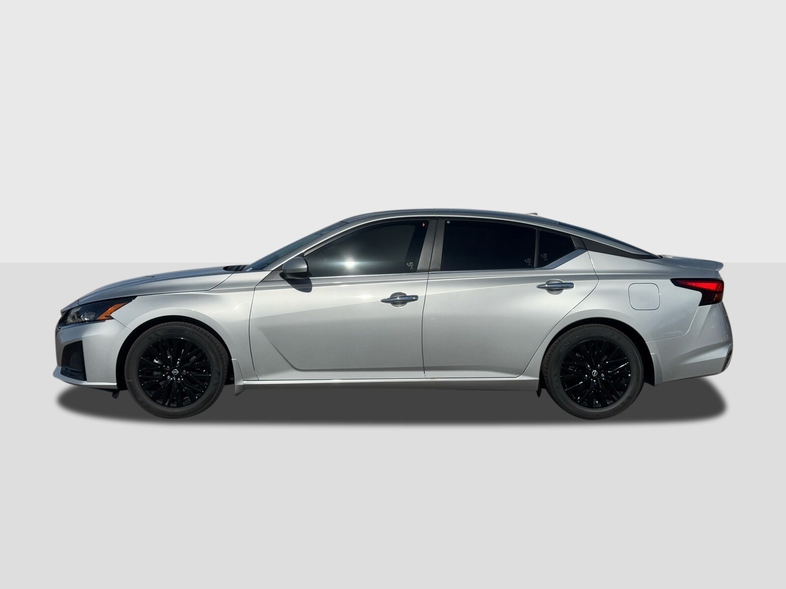 2025 Nissan Altima SV photo 2