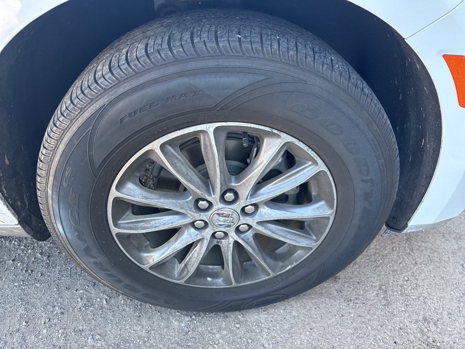 2023 Buick Enclave Essence photo 3