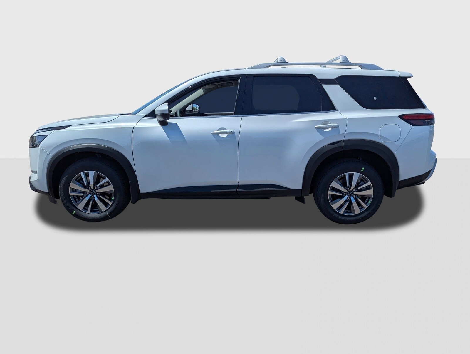 2025 Nissan Pathfinder SL photo 2