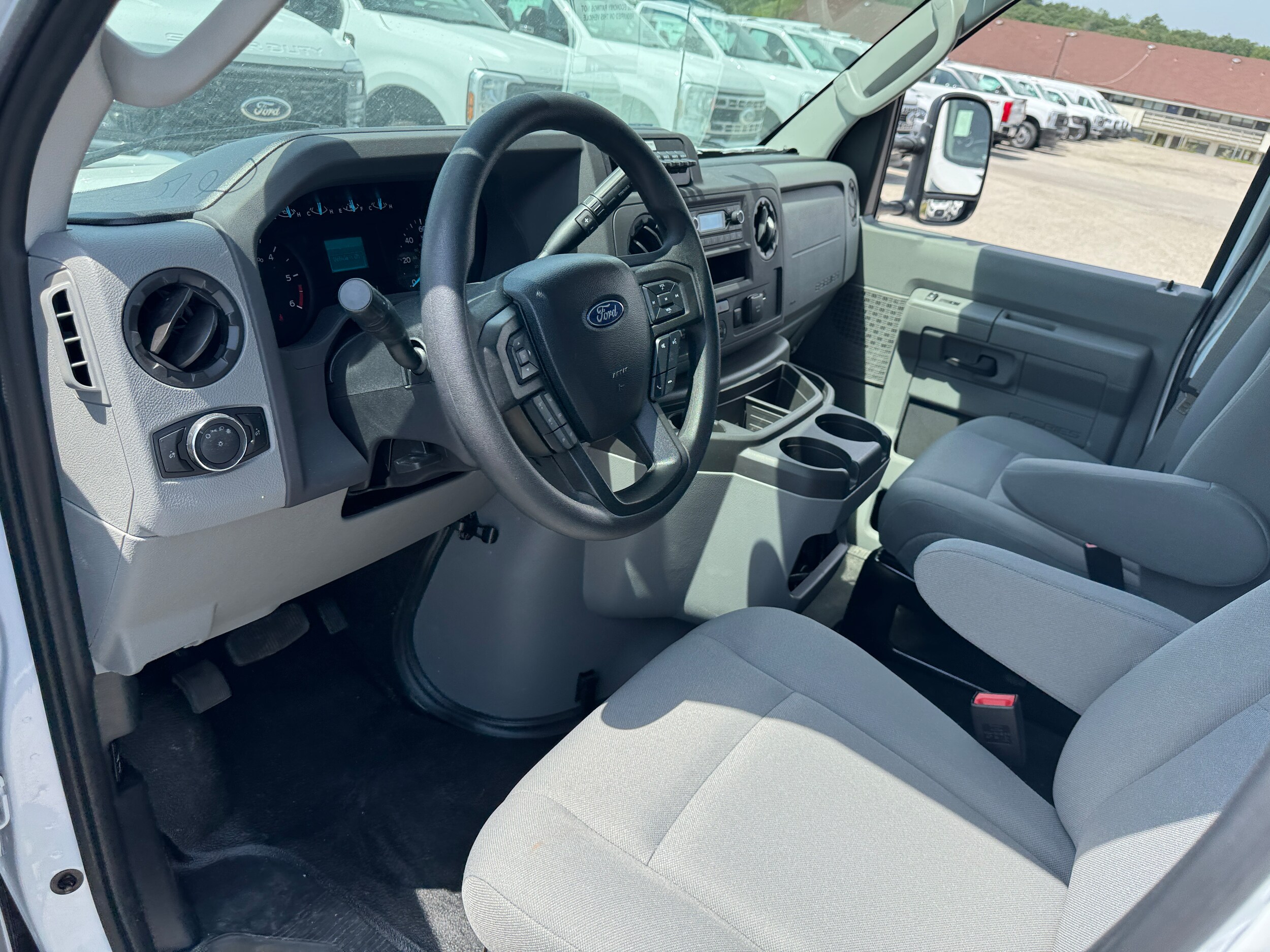 2025 Ford E-350 Base photo 4