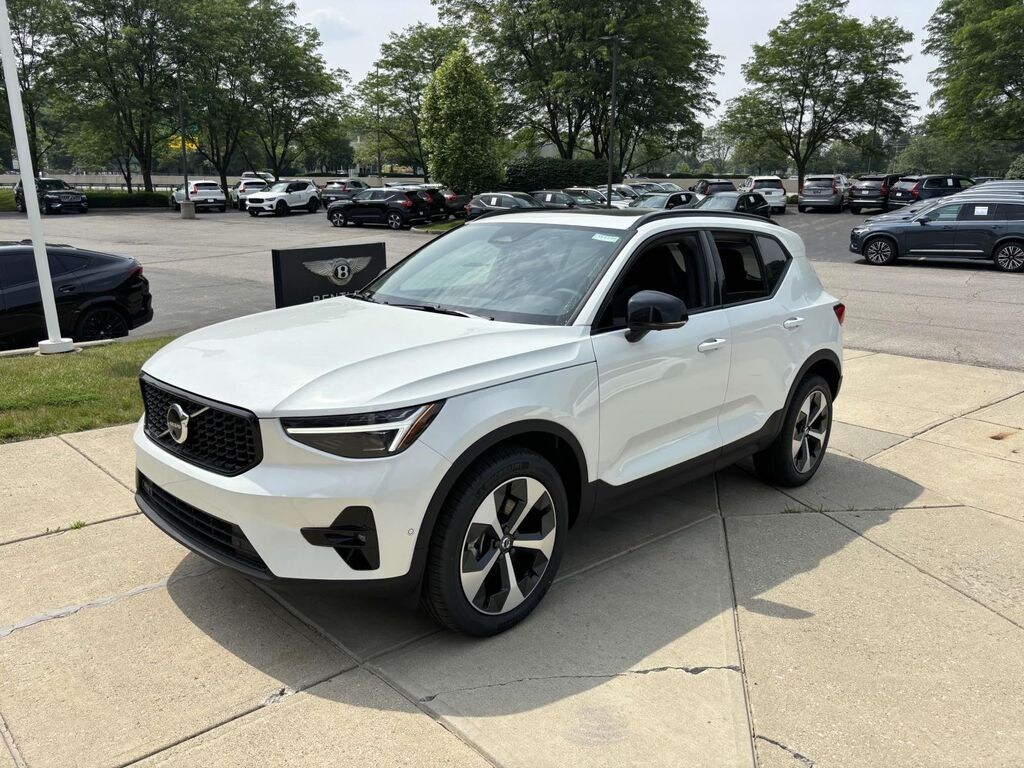 New 2025 Volvo XC40 B5 Plus Dark Theme Sport Utility
