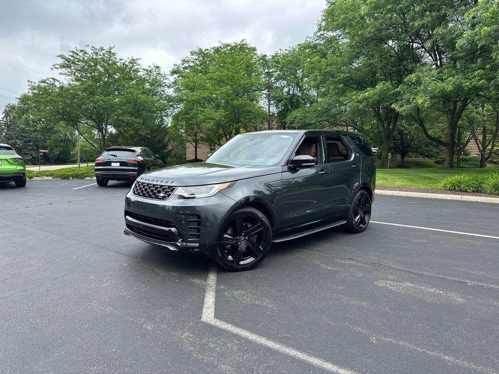 New 2025 Land Rover Discovery Dynamic SE Sport Utility