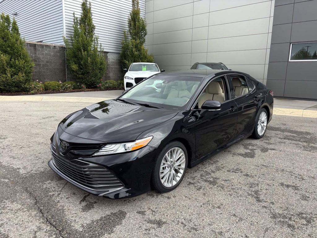 2018 Toyota Camry XLE photo 2