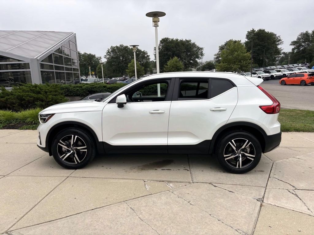 Used 2025 Volvo XC40 B5 Core Sport Utility