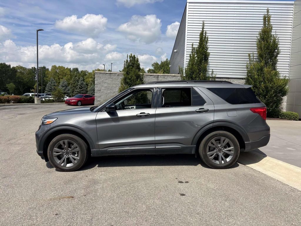 2022 Ford Explorer XLT Sport photo 3