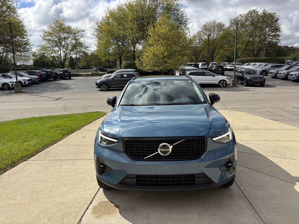 New 2023 Volvo XC40 B5 Plus Dark Theme Sport Utility