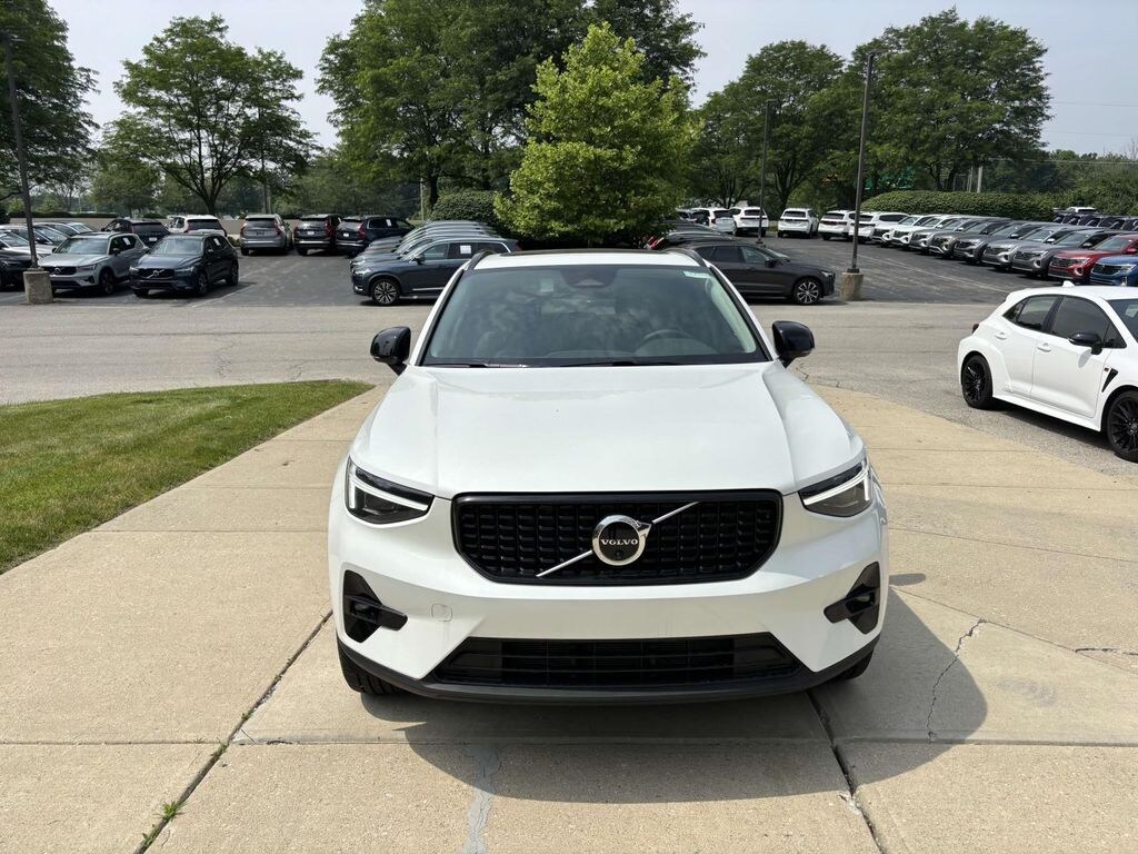 New 2025 Volvo XC40 B5 Plus Dark Theme Sport Utility