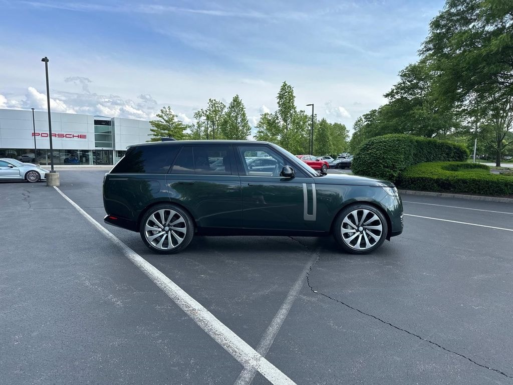 New 2025 Land Rover Range Rover SE Sport Utility