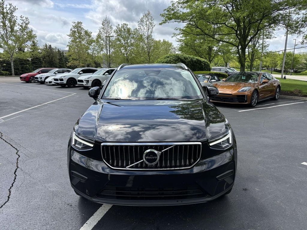 New 2025 Volvo XC40 B5 Core Sport Utility