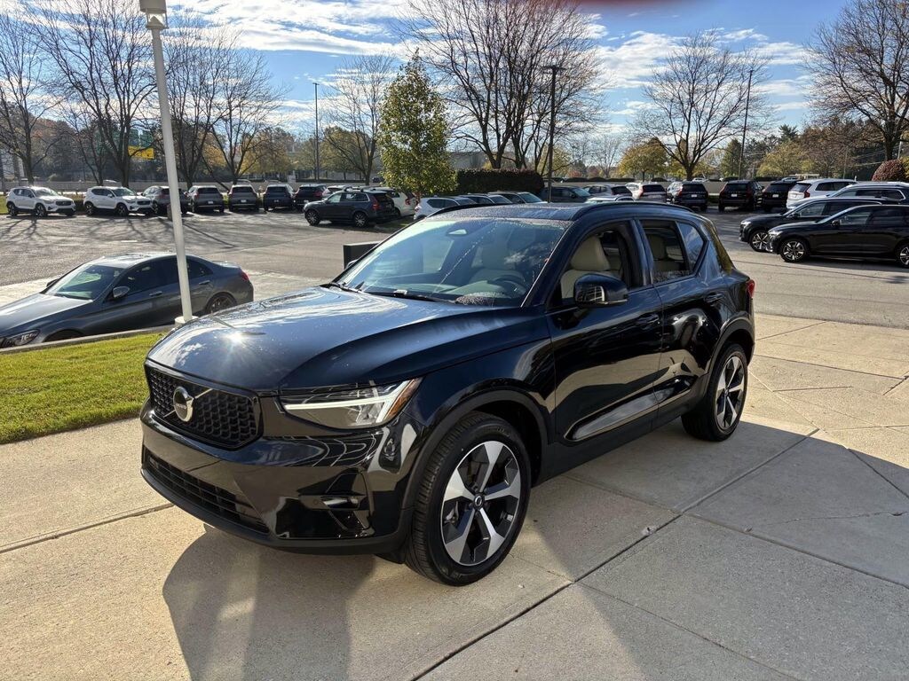 Used 2023 Volvo XC40 B5 Plus Dark Theme Sport Utility