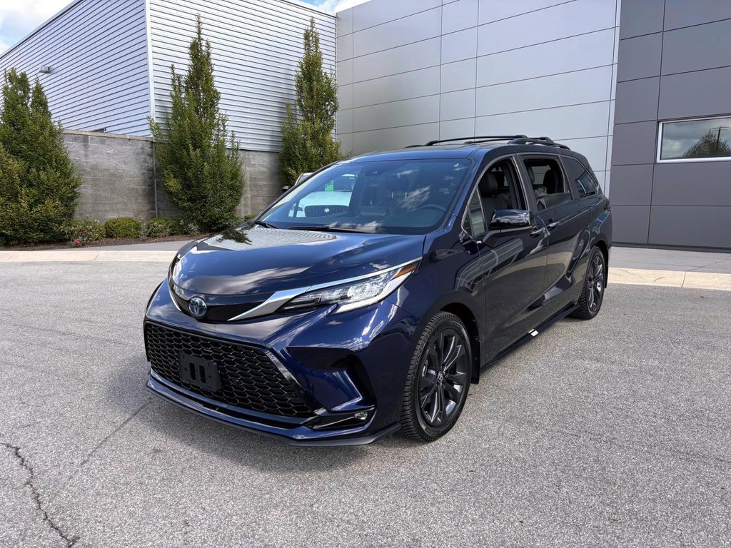 2022 Toyota Sienna XSE photo 2