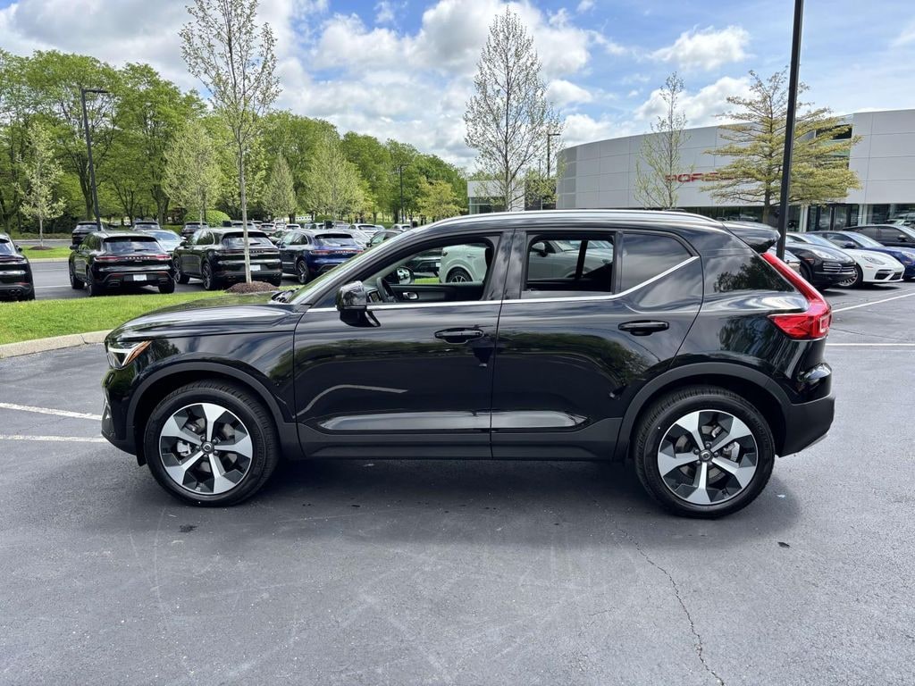 New 2025 Volvo XC40 B5 Core Sport Utility