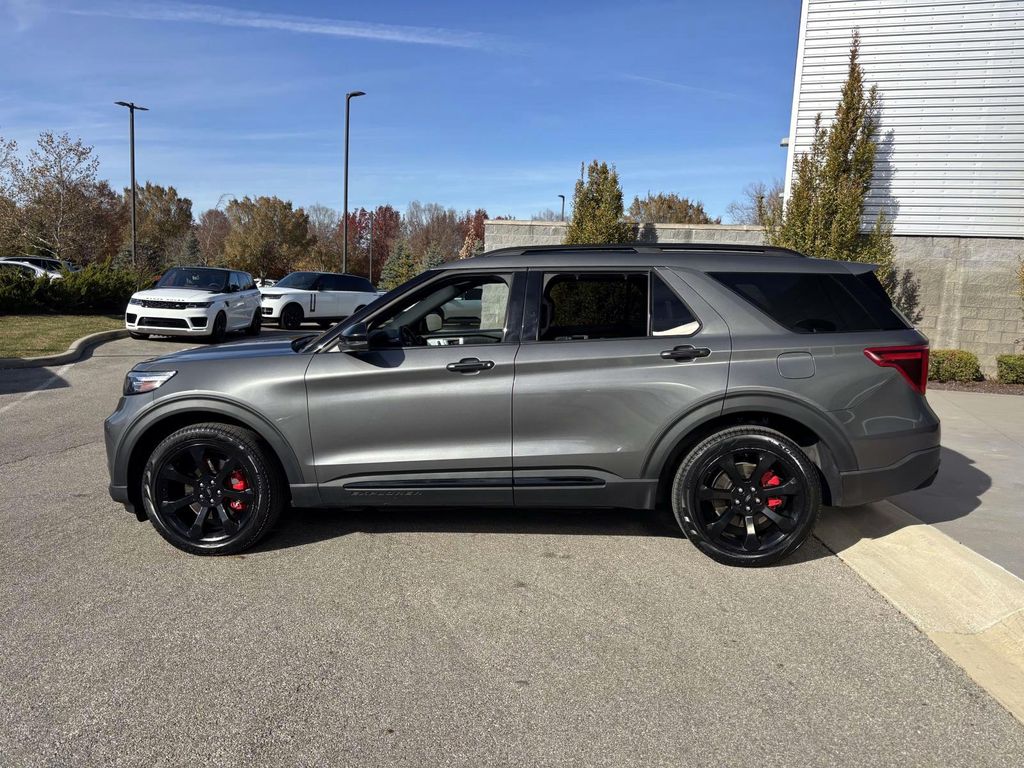 2023 Ford Explorer ST photo 3