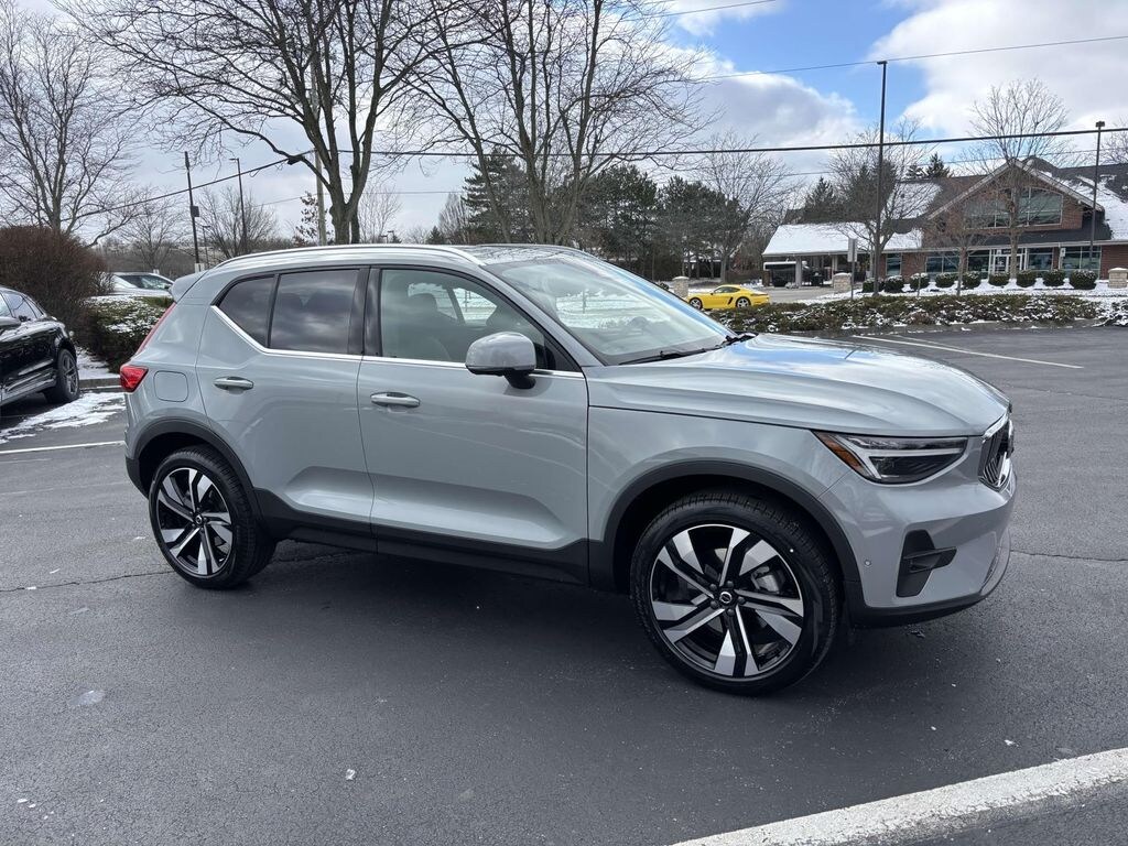 New 2025 Volvo XC40 B5 Plus Bright Theme Sport Utility