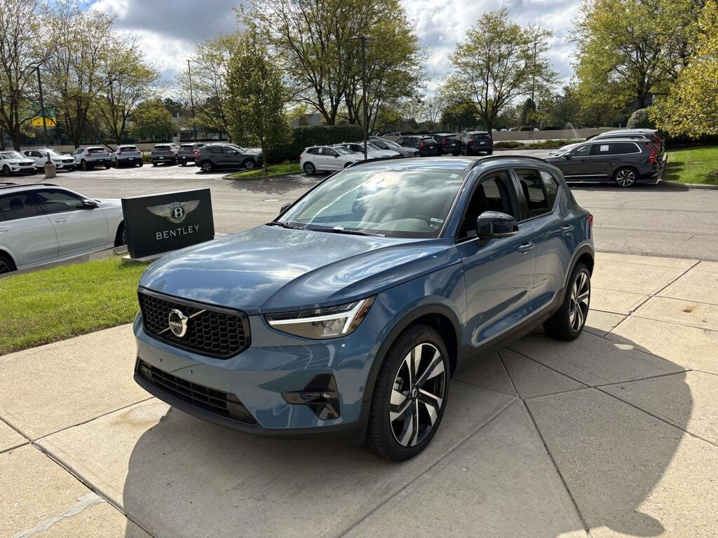 New 2023 Volvo XC40 B5 Plus Dark Theme Sport Utility