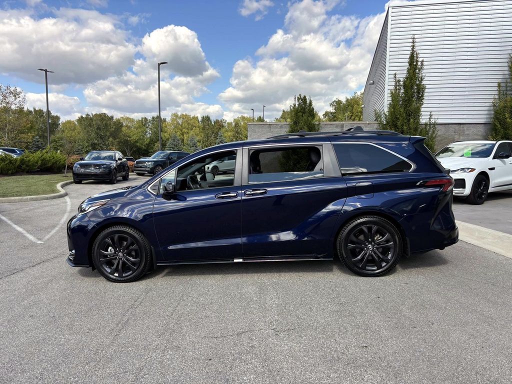 2022 Toyota Sienna XSE photo 3