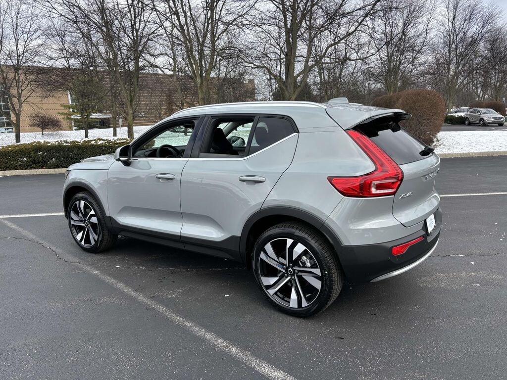 New 2025 Volvo XC40 B5 Plus Bright Theme Sport Utility