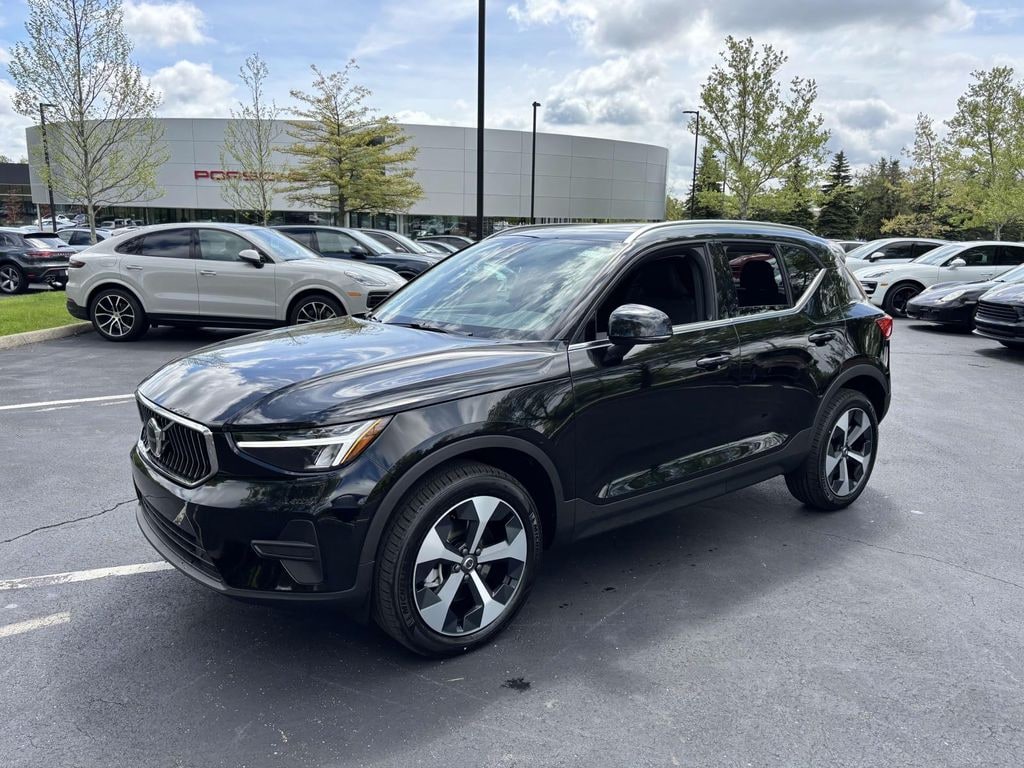 New 2025 Volvo XC40 B5 Core Sport Utility