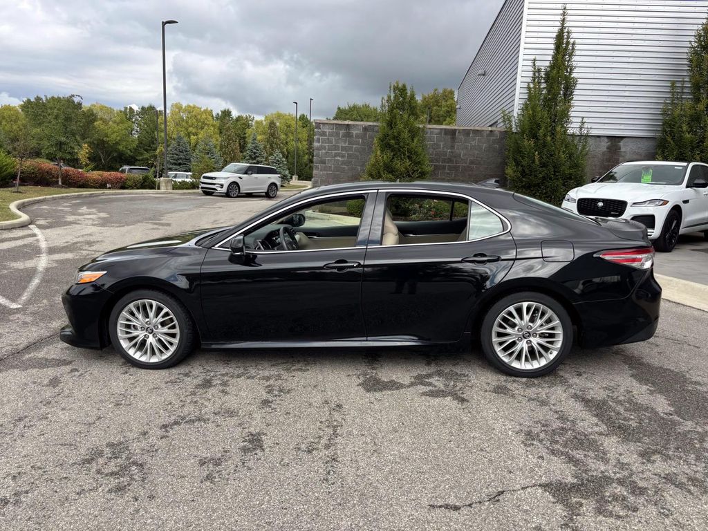 2018 Toyota Camry XLE photo 3