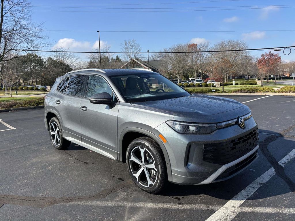 2026 Volkswagen Tiguan SE's photo