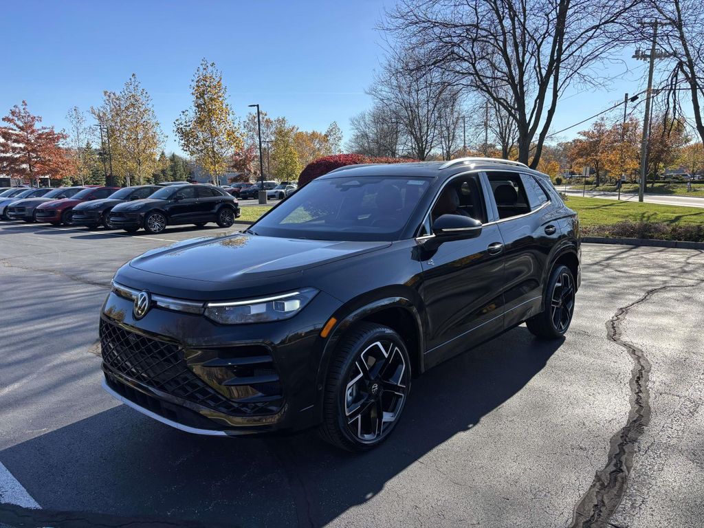 2026 Volkswagen Tiguan SEL R-Line photo 3