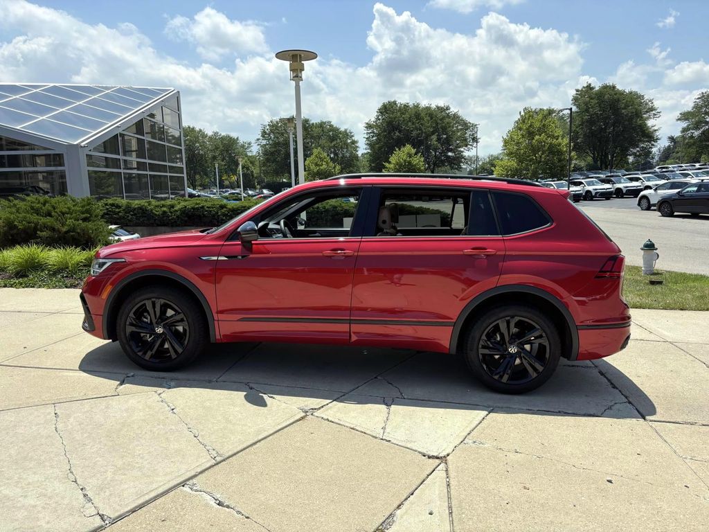 2024 Volkswagen Tiguan SE R-Line Black photo 4
