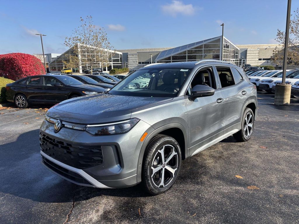 2026 Volkswagen Tiguan SE photo 3