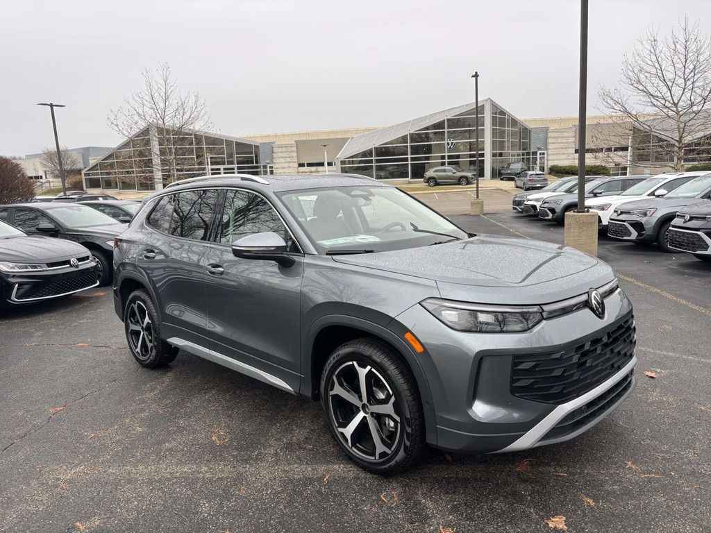 2026 Volkswagen Tiguan SE's photo