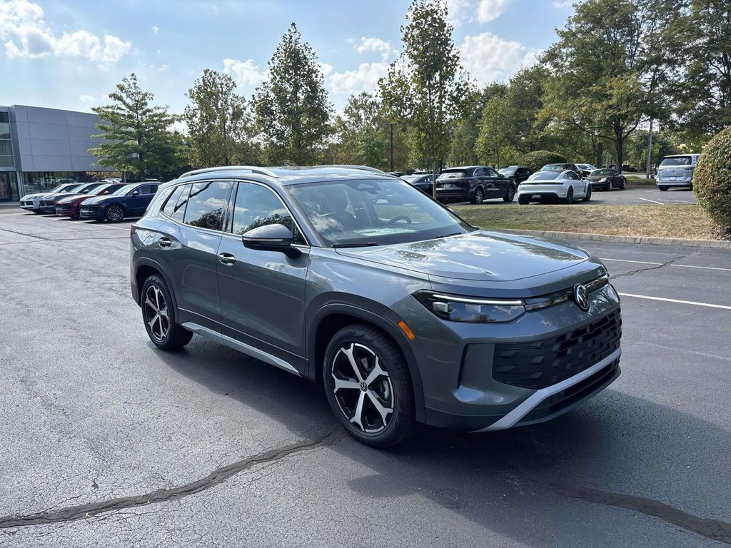 2025 Volkswagen Tiguan SE's photo