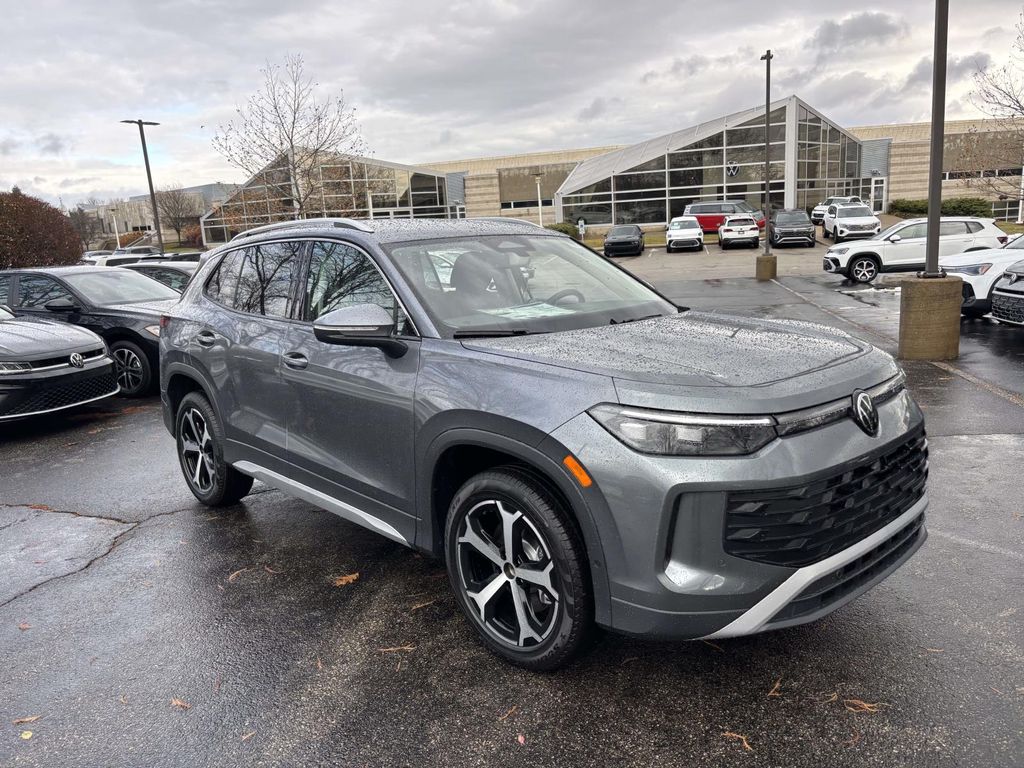 2026 Volkswagen Tiguan SE's photo