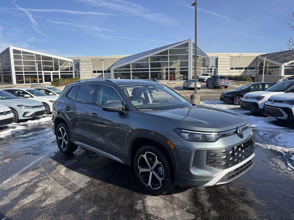 2026 Volkswagen Tiguan SE's photo