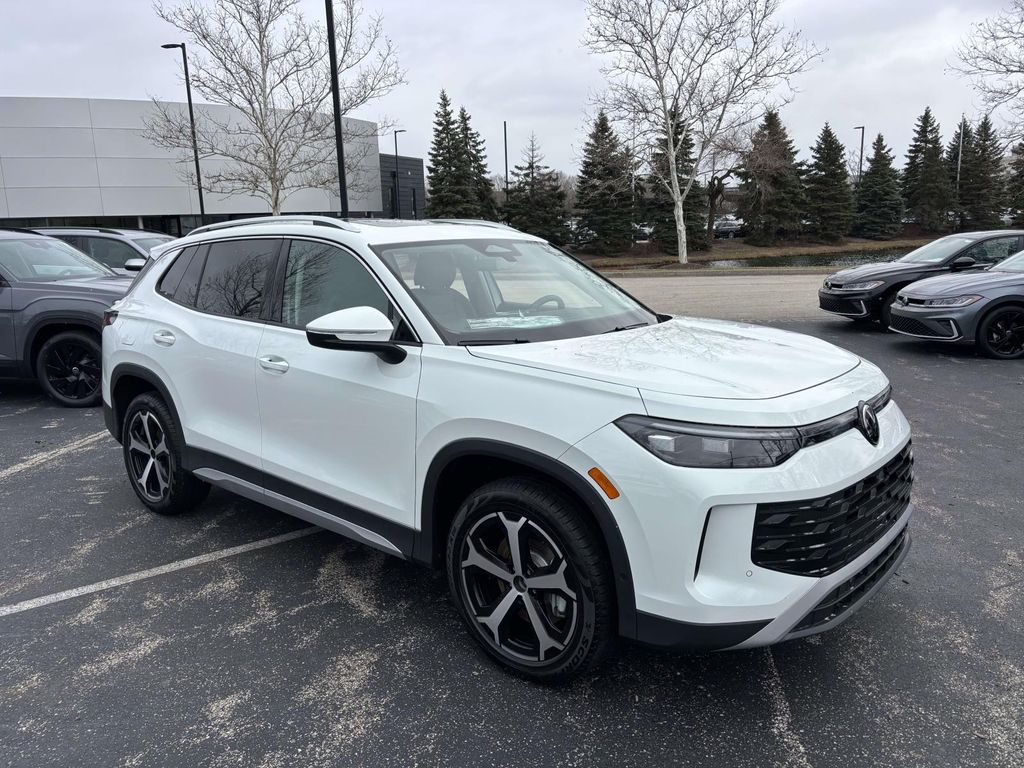 2026 Volkswagen Tiguan SE's photo