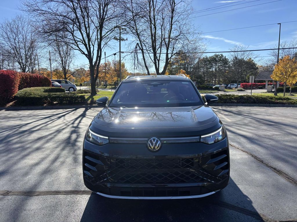 2026 Volkswagen Tiguan SEL R-Line photo 2