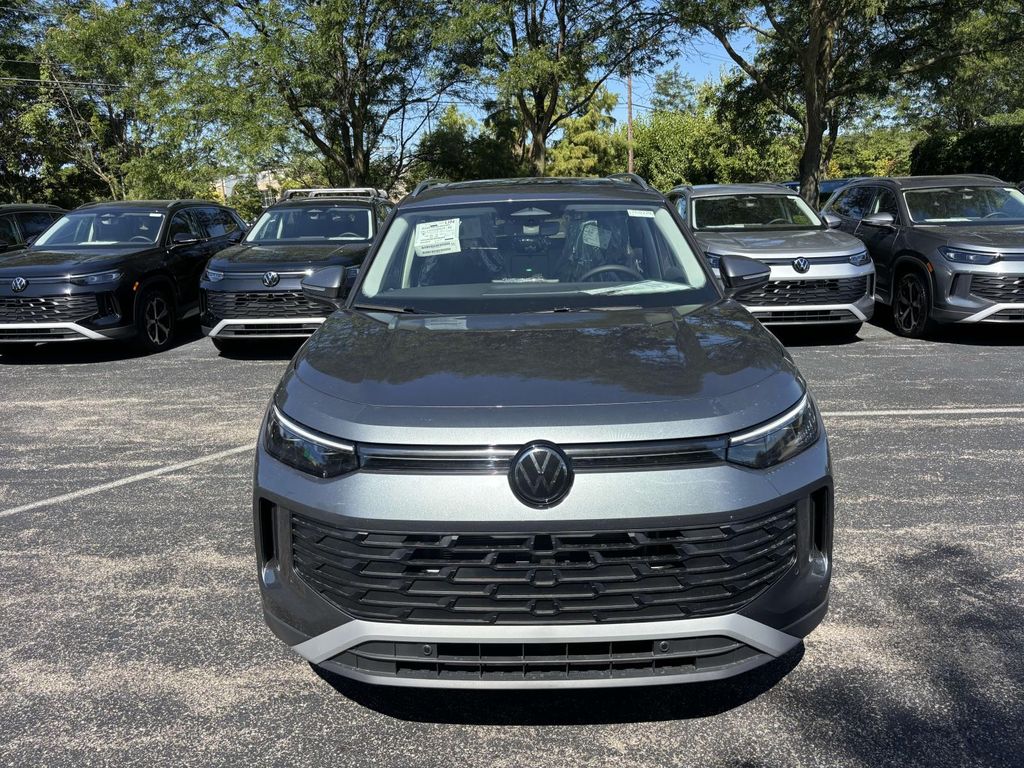 2025 Volkswagen Tiguan SE photo 2