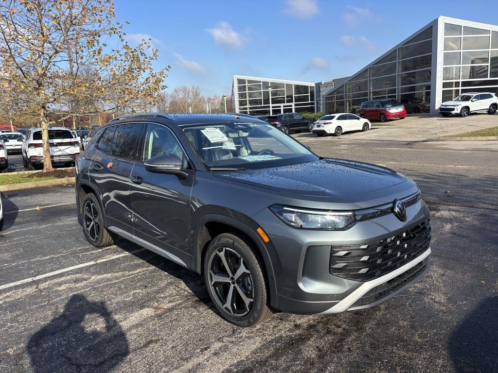 2026 Volkswagen Tiguan SE's photo